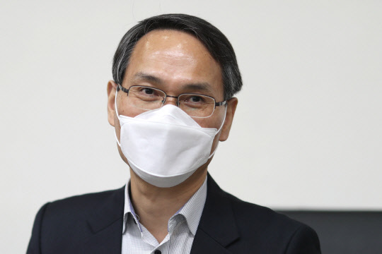 초대 경찰청 국가수사본부장 후보자로 단수 추천을 받은 남구준 경남경찰청장이 25일 경남 창원시 의창구 청사에서 이임을 앞두고 열린 기자 간담회에서 발언하는 모습. 연합뉴스.